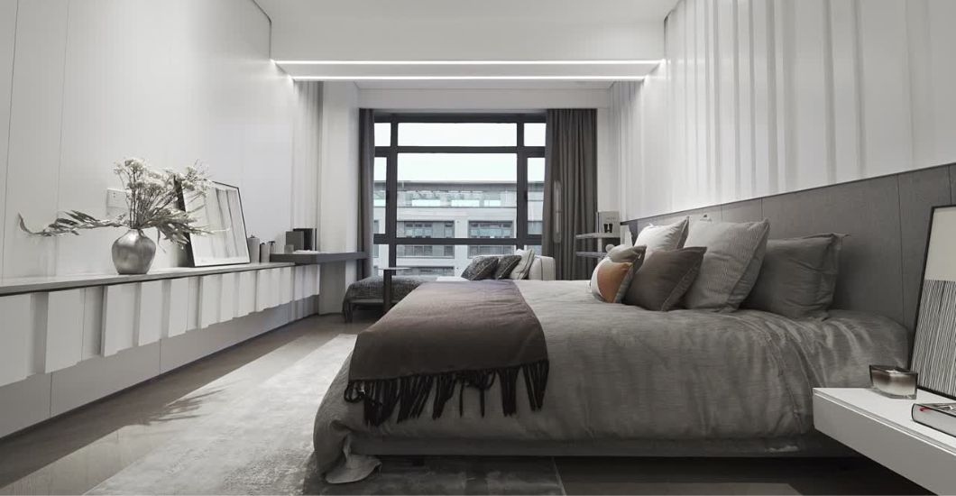 prikaz elegantne spavaće sobe sa policama, vleikim bračnim krevetom i ukrasima na stolčiću