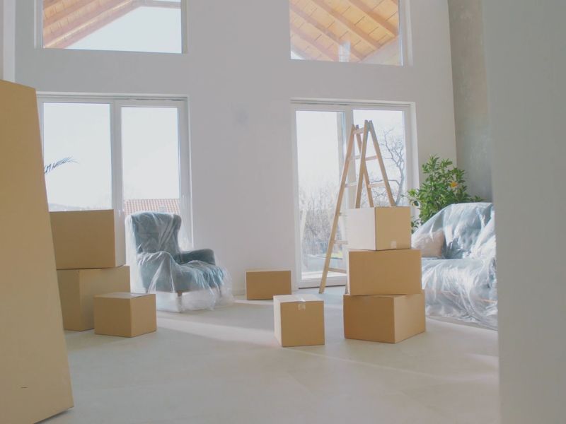 upakovan nameštaj u folije i u kutije spreman za selidbu